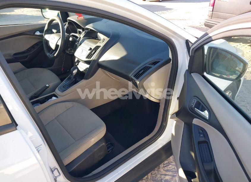 Photo 5 of 2018 Ford Focus SE (VIN 1FADP3F20JL252439)