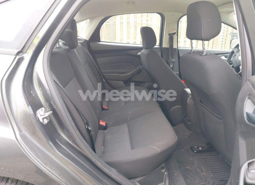 Photo 8 of 2018 Ford Focus SE (VIN 1FADP3F20JL258564)