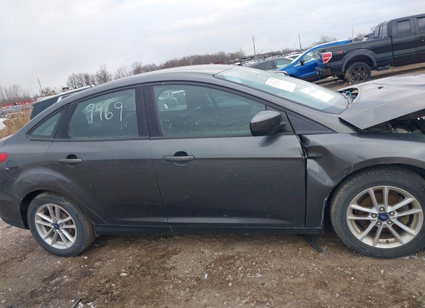 Photo 13 of 2018 Ford Focus SE (VIN 1FADP3F20JL258810)