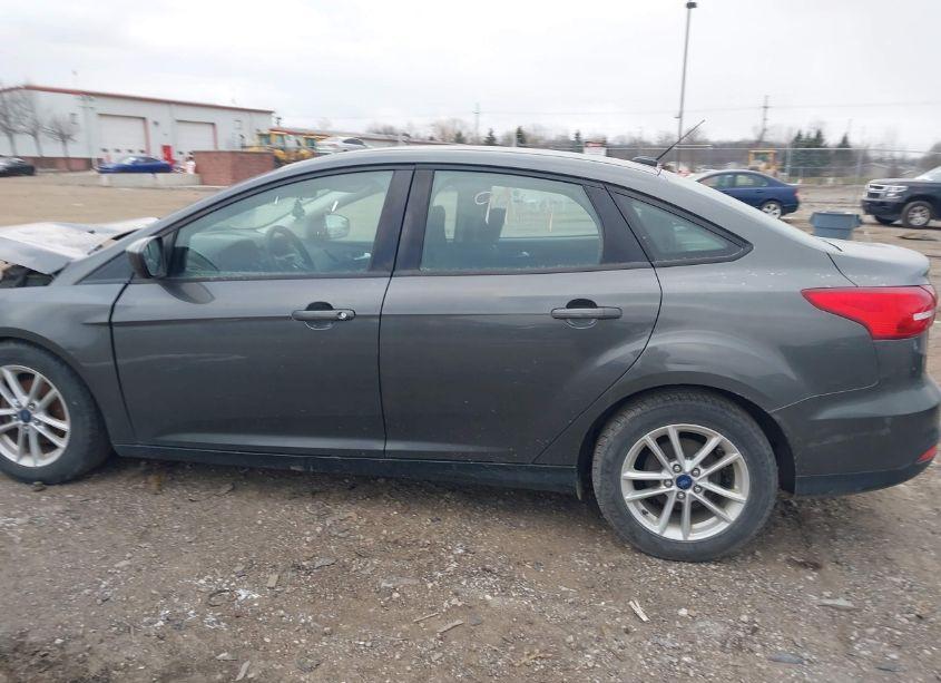 Photo 14 of 2018 Ford Focus SE (VIN 1FADP3F20JL258810)
