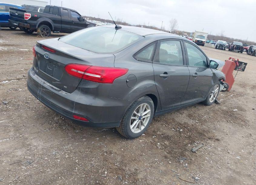 Photo 4 of 2018 Ford Focus SE (VIN 1FADP3F20JL258810)
