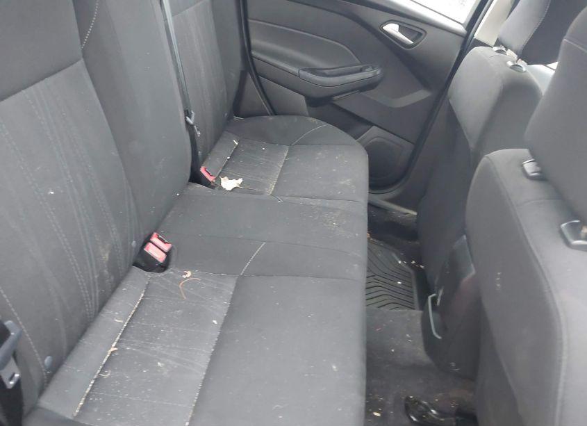 Photo 8 of 2018 Ford Focus SE (VIN 1FADP3F20JL258810)