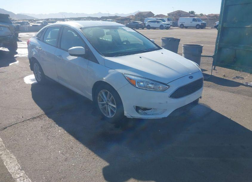 2018 Ford Focus SE (VIN 1FADP3F20JL295498) main photo
