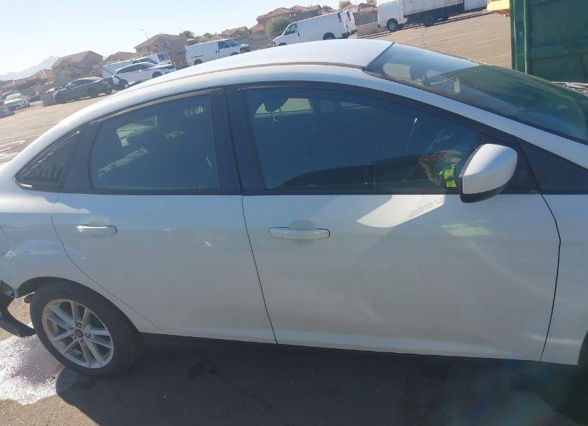 Photo 13 of 2018 Ford Focus SE (VIN 1FADP3F20JL295498)