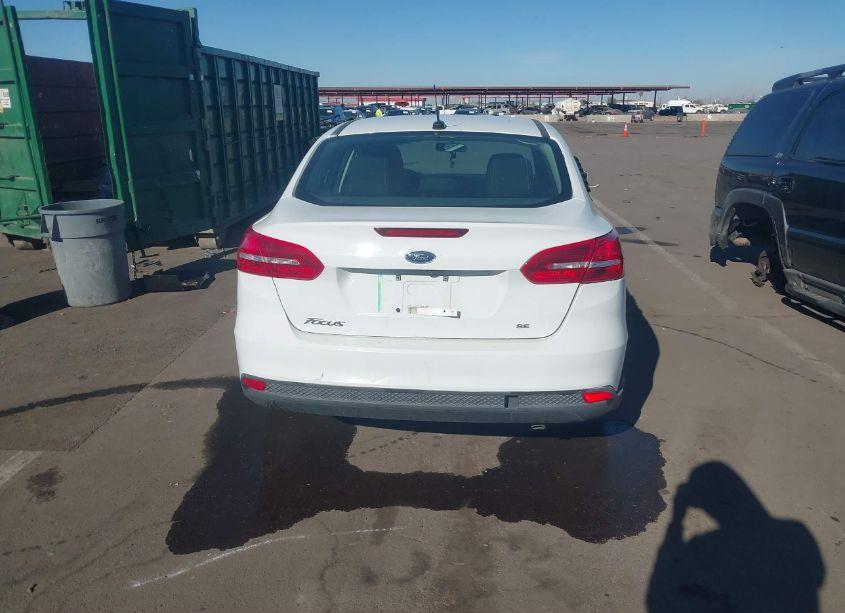 Photo 16 of 2018 Ford Focus SE (VIN 1FADP3F20JL295498)