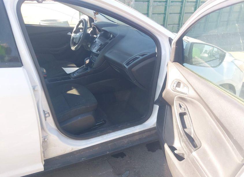 Photo 5 of 2018 Ford Focus SE (VIN 1FADP3F20JL295498)