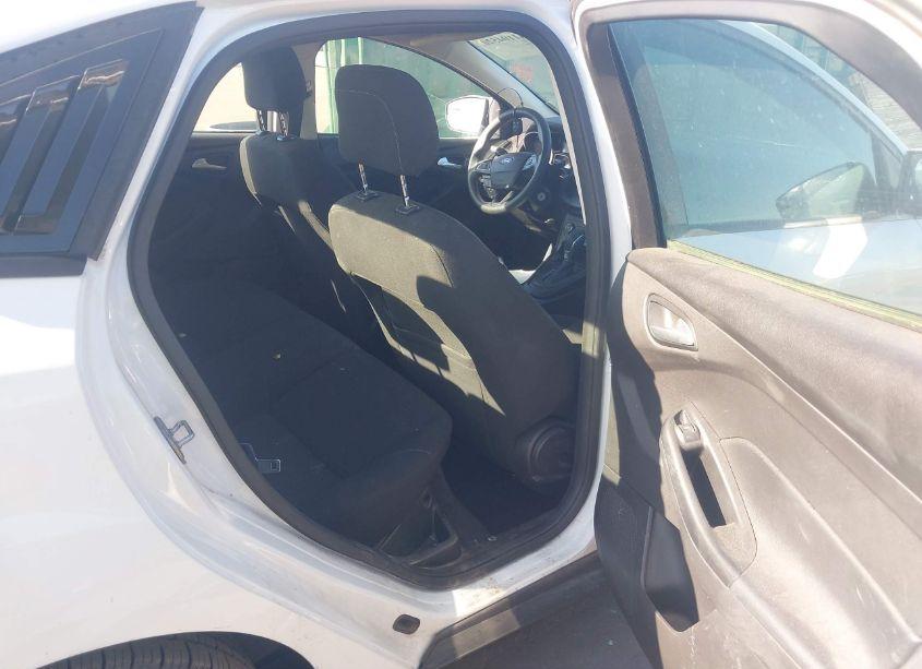 Photo 8 of 2018 Ford Focus SE (VIN 1FADP3F20JL295498)