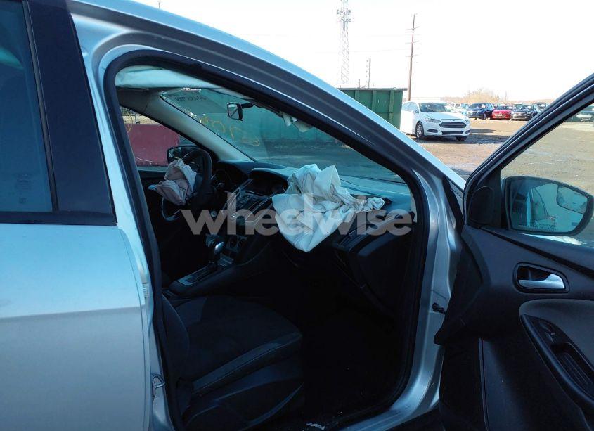 Photo 5 of 2014 Ford Focus SE (VIN 1FADP3F21EL171729)