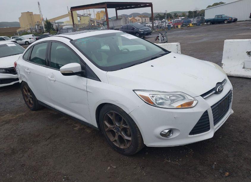 2014 Ford Focus SE (VIN 1FADP3F21EL237504) main photo