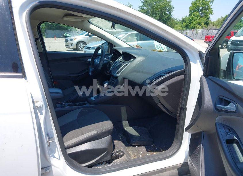 Photo 5 of 2014 Ford Focus SE (VIN 1FADP3F21EL265271)