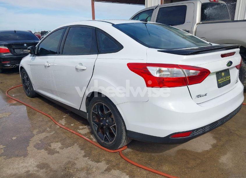 Photo 3 of 2014 Ford Focus SE (VIN 1FADP3F21EL316820)