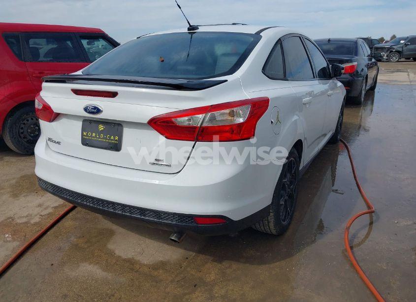 Photo 4 of 2014 Ford Focus SE (VIN 1FADP3F21EL316820)