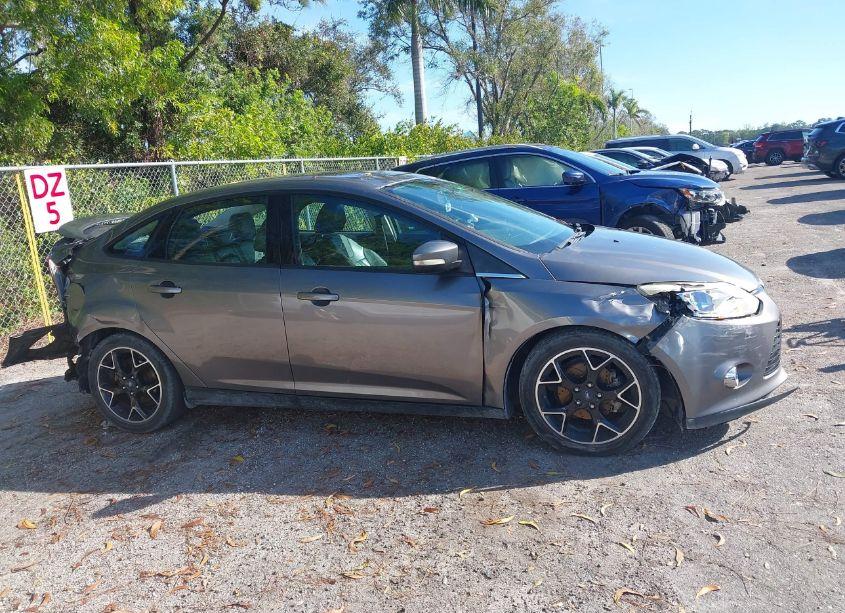 Photo 13 of 2014 Ford Focus SE (VIN 1FADP3F21EL359747)