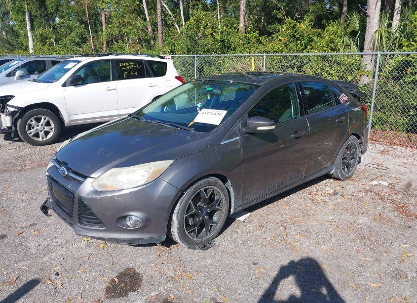 Photo 2 of 2014 Ford Focus SE (VIN 1FADP3F21EL359747)