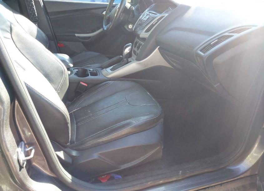 Photo 5 of 2014 Ford Focus SE (VIN 1FADP3F21EL359747)