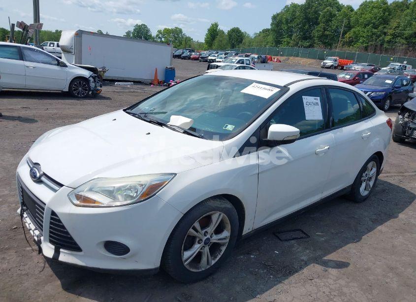 Photo 2 of 2014 Ford Focus SE (VIN 1FADP3F21EL402449)