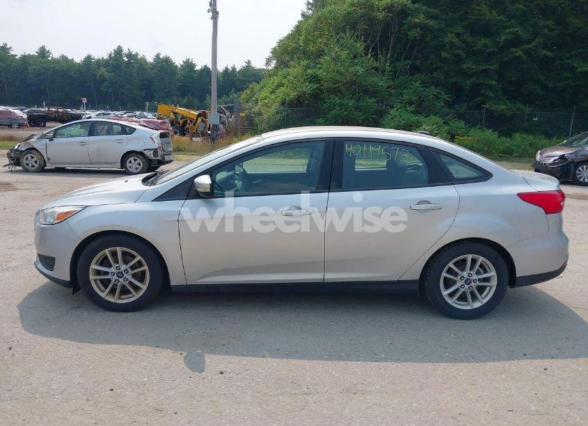 Photo 12 of 2015 Ford Focus SE (VIN 1FADP3F21FL203452)