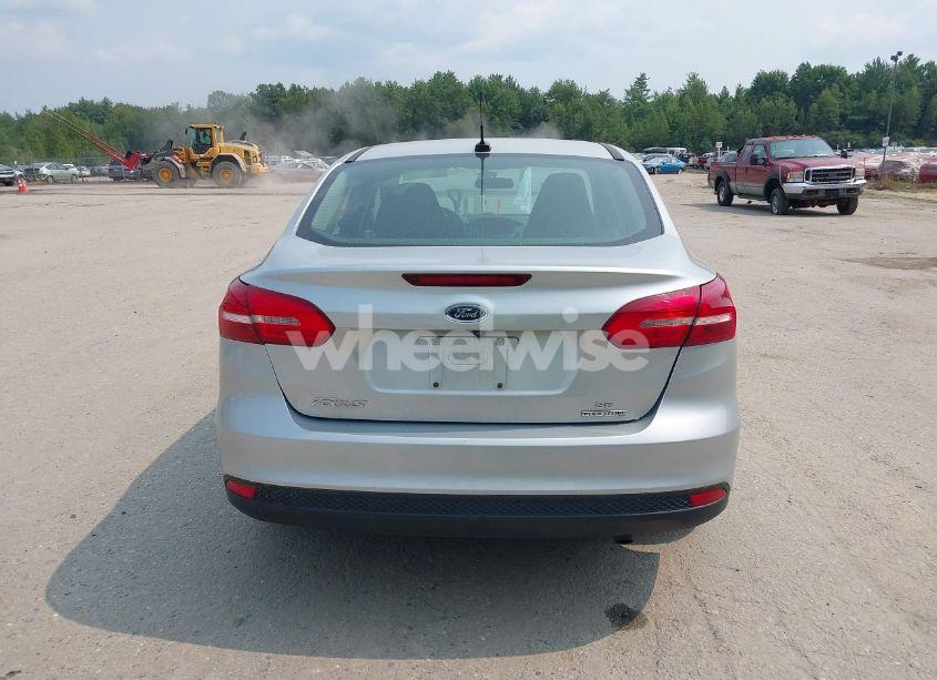 Photo 15 of 2015 Ford Focus SE (VIN 1FADP3F21FL203452)
