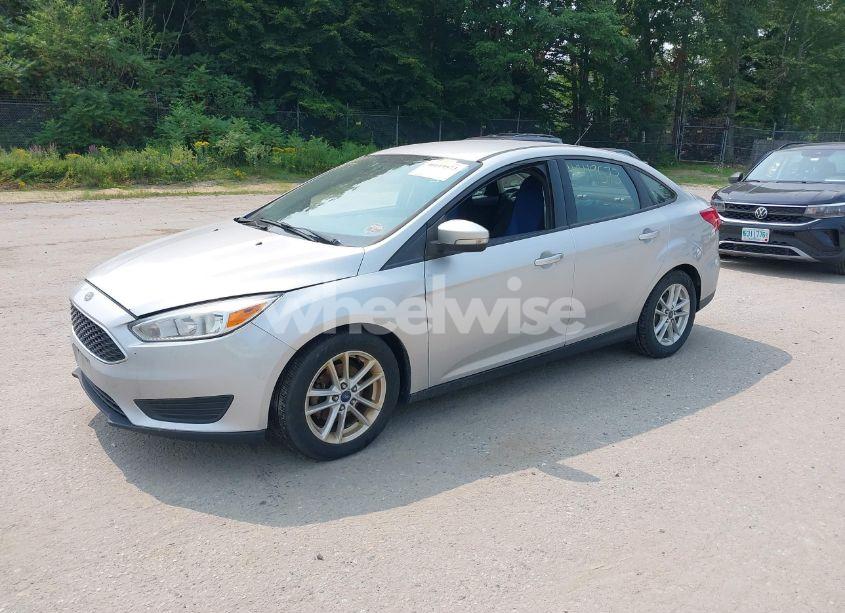 Photo 2 of 2015 Ford Focus SE (VIN 1FADP3F21FL203452)