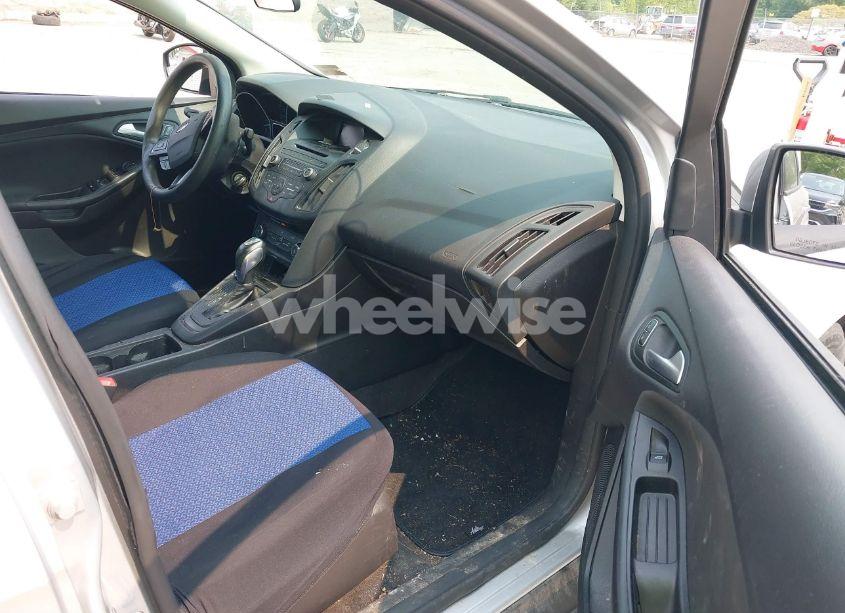 Photo 5 of 2015 Ford Focus SE (VIN 1FADP3F21FL203452)