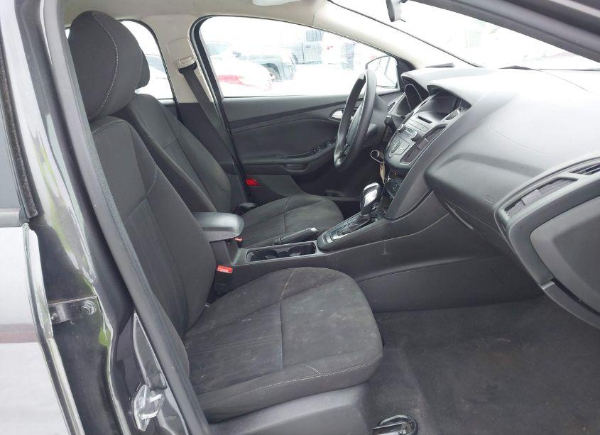Photo 5 of 2015 Ford Focus SE (VIN 1FADP3F21FL209297)