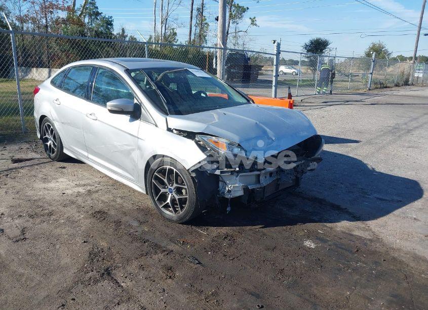 2015 Ford Focus SE (VIN 1FADP3F21FL215360) main photo