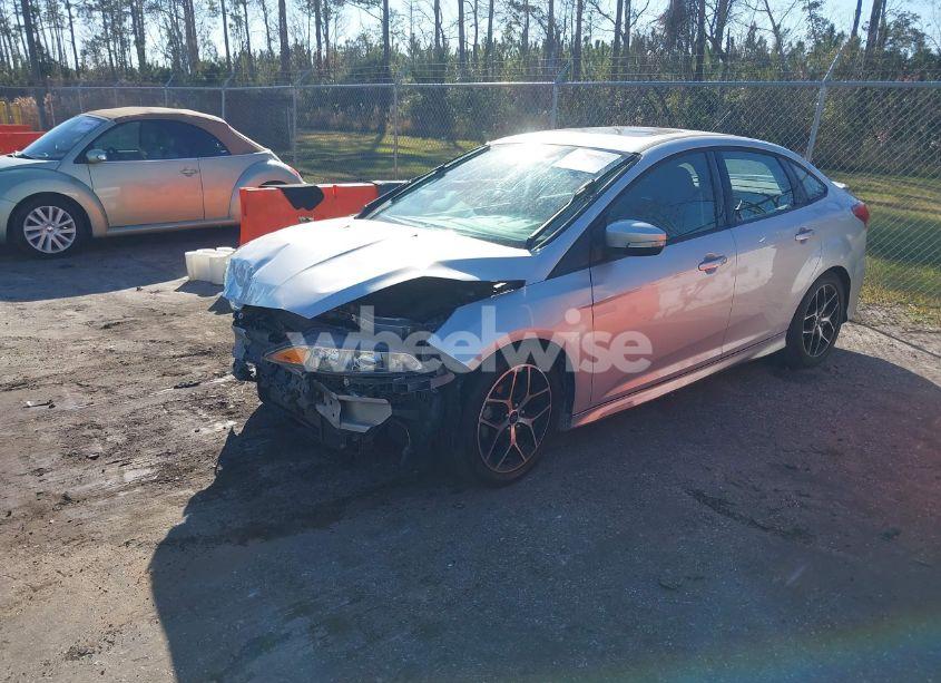 Photo 2 of 2015 Ford Focus SE (VIN 1FADP3F21FL215360)