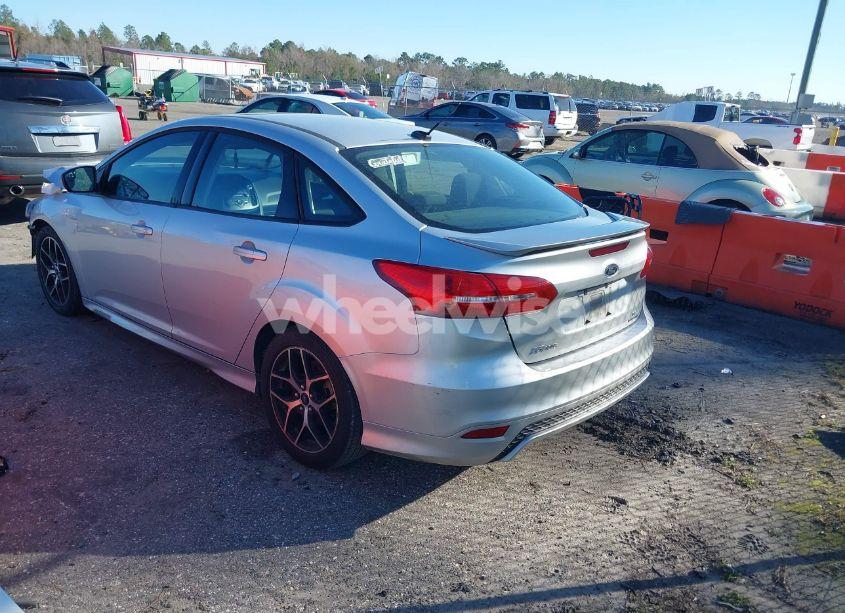 Photo 3 of 2015 Ford Focus SE (VIN 1FADP3F21FL215360)