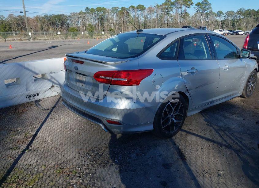Photo 4 of 2015 Ford Focus SE (VIN 1FADP3F21FL215360)