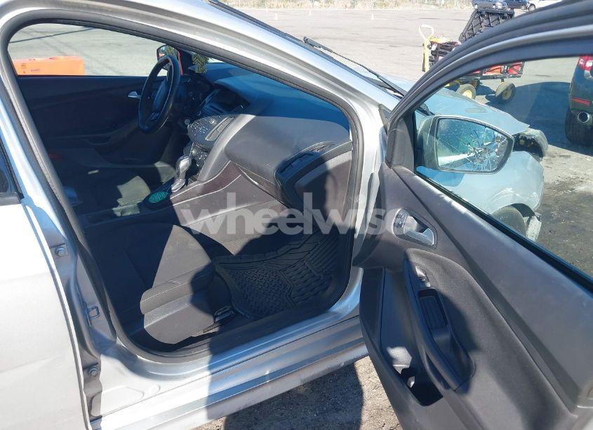Photo 5 of 2015 Ford Focus SE (VIN 1FADP3F21FL215360)