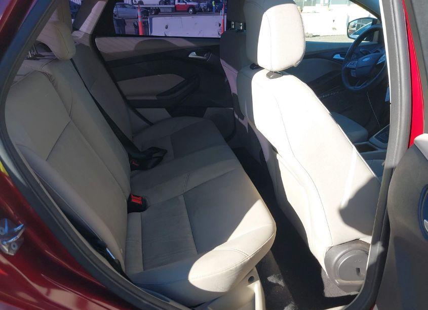 Photo 8 of 2015 Ford Focus SE (VIN 1FADP3F21FL256720)