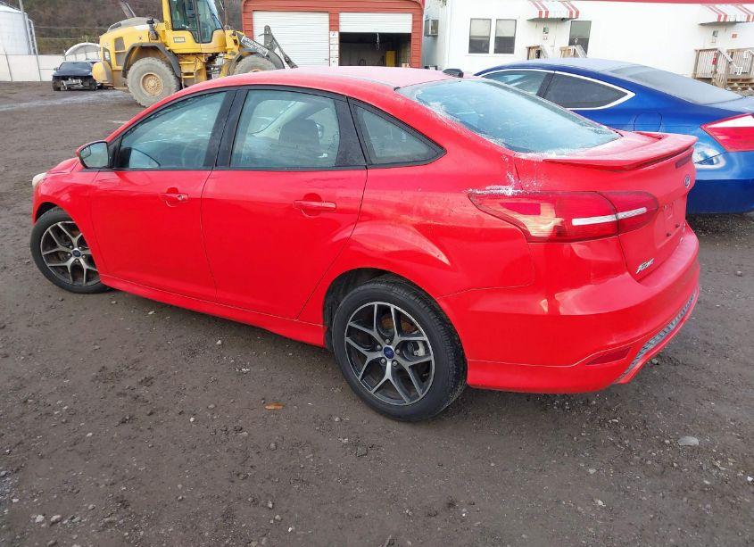 Photo 3 of 2015 Ford Focus SE (VIN 1FADP3F21FL268267)