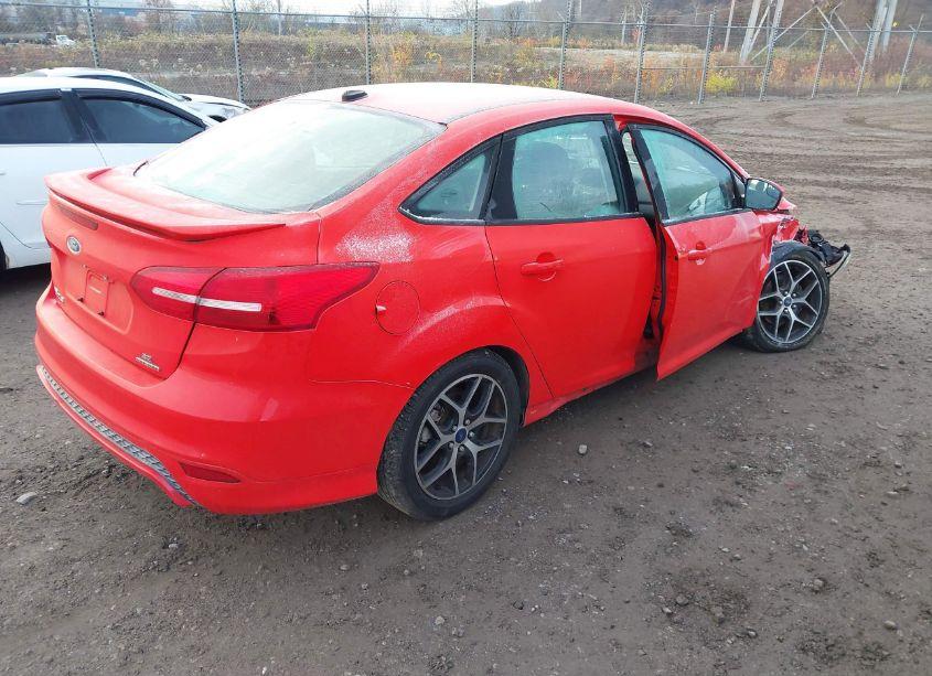 Photo 4 of 2015 Ford Focus SE (VIN 1FADP3F21FL268267)