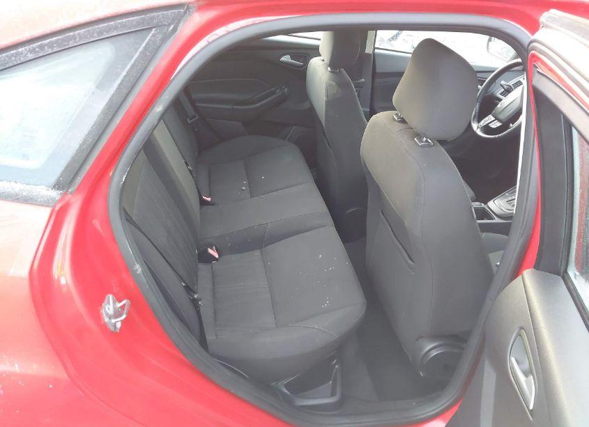 Photo 8 of 2015 Ford Focus SE (VIN 1FADP3F21FL268267)