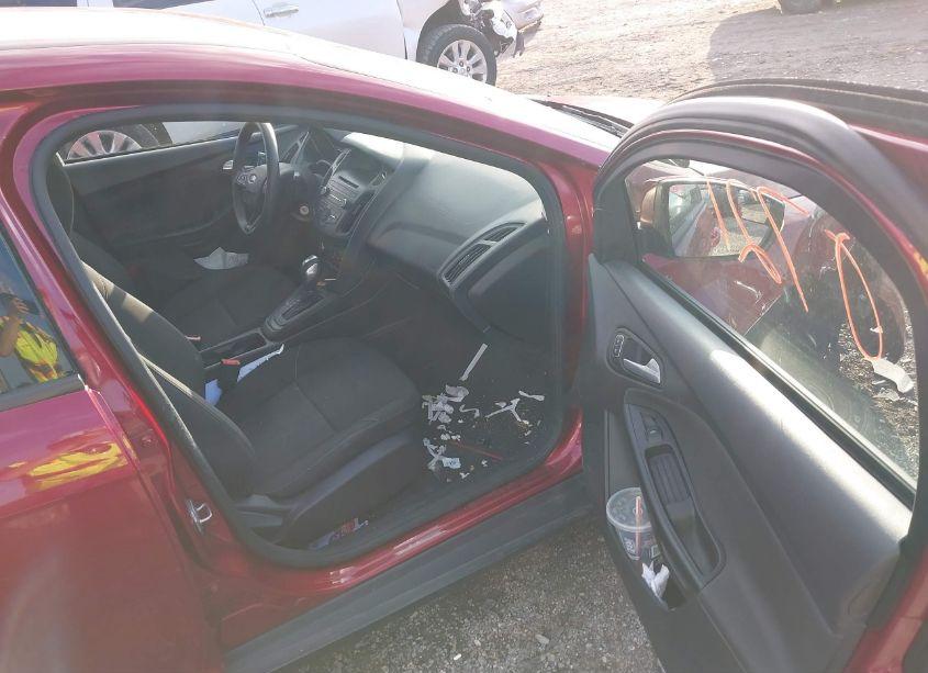 Photo 5 of 2015 Ford Focus SE (VIN 1FADP3F21FL270844)