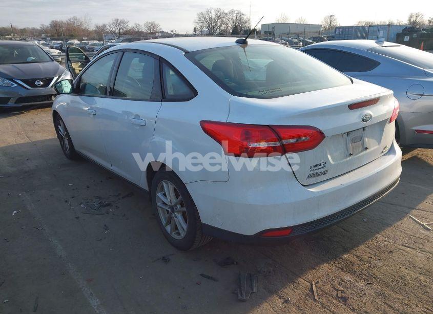 Photo 3 of 2015 Ford Focus SE (VIN 1FADP3F21FL276336)