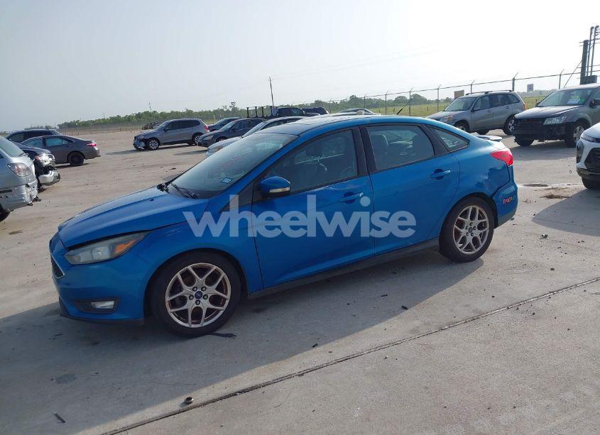 Photo 2 of 2015 Ford Focus SE (VIN 1FADP3F21FL326927)