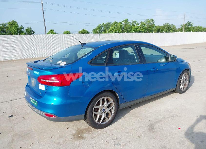 Photo 4 of 2015 Ford Focus SE (VIN 1FADP3F21FL326927)