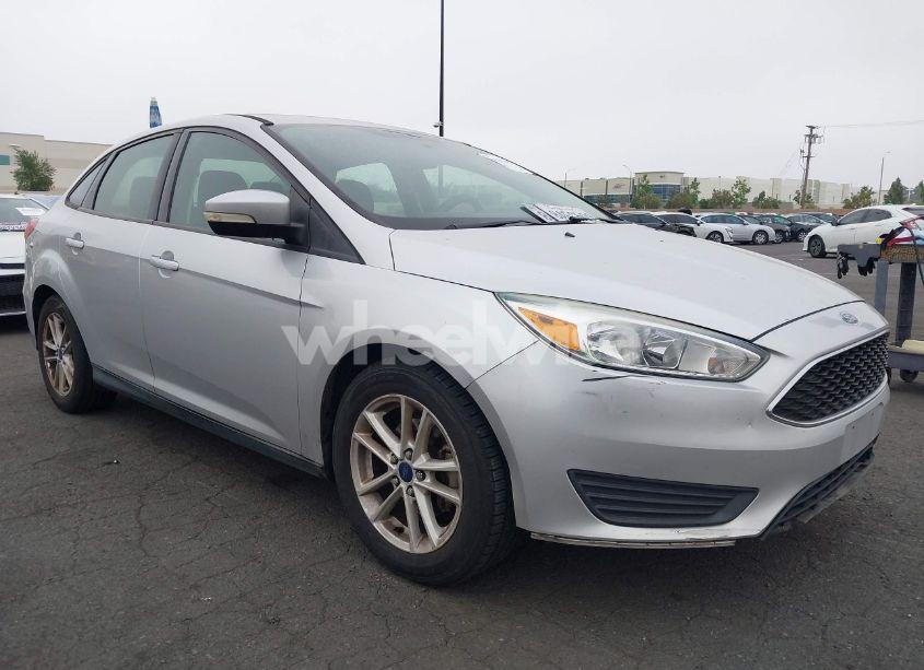 2015 Ford Focus SE (VIN 1FADP3F21FL335143) main photo