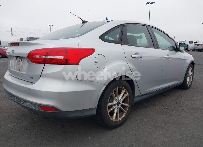 Photo 4 of 2015 Ford Focus SE (VIN 1FADP3F21FL335143)