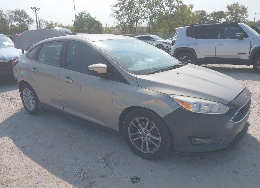 2015 Ford Focus SE (VIN 1FADP3F21FL335739) main photo