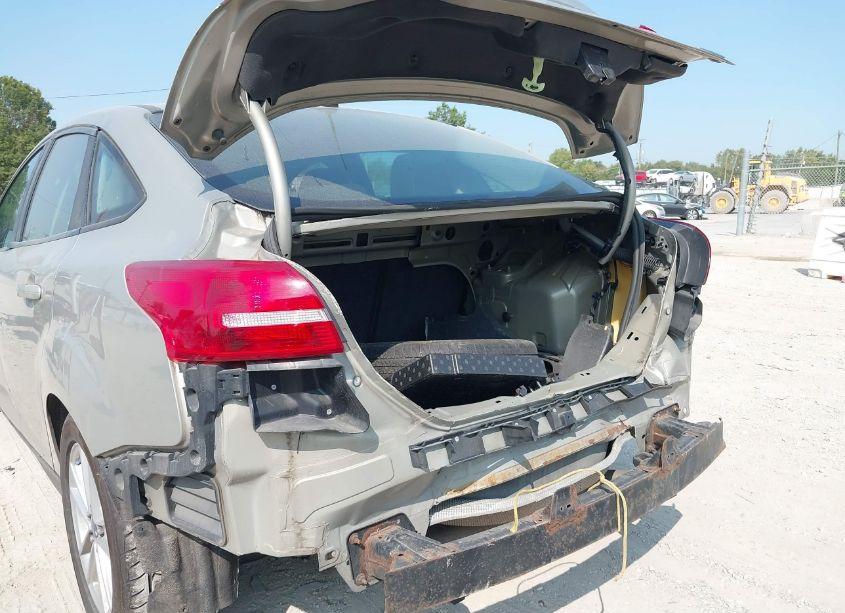 Photo 12 of 2015 Ford Focus SE (VIN 1FADP3F21FL335739)