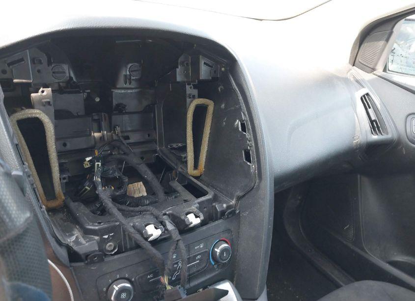 Photo 15 of 2015 Ford Focus SE (VIN 1FADP3F21FL335739)