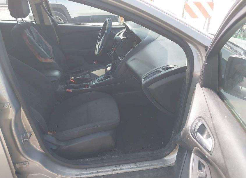 Photo 5 of 2015 Ford Focus SE (VIN 1FADP3F21FL335739)
