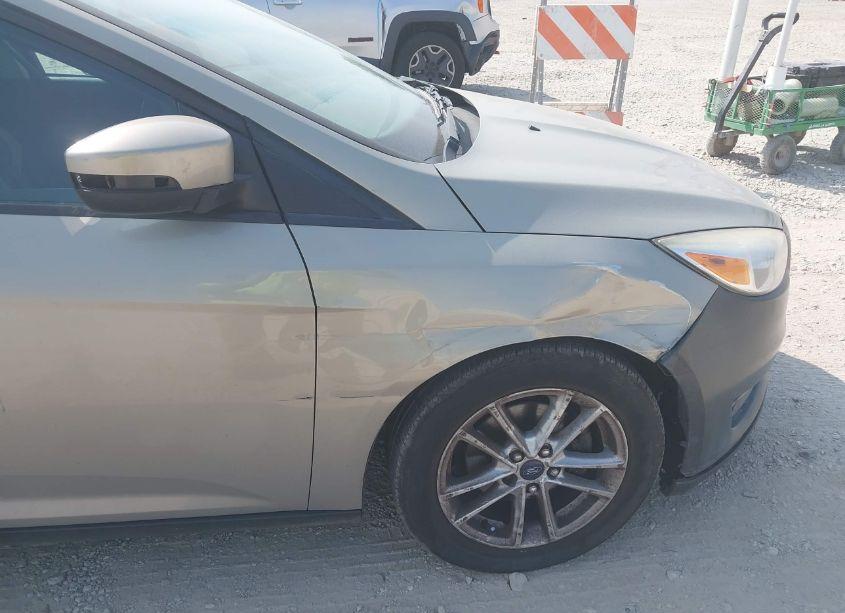 Photo 6 of 2015 Ford Focus SE (VIN 1FADP3F21FL335739)