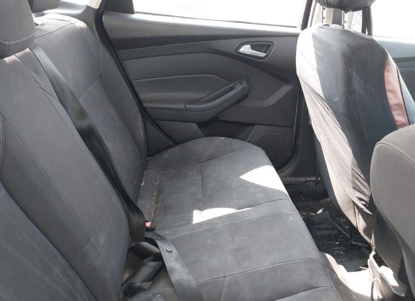 Photo 8 of 2015 Ford Focus SE (VIN 1FADP3F21FL335739)