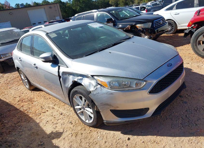 2015 Ford Focus SE (VIN 1FADP3F21FL353741) main photo