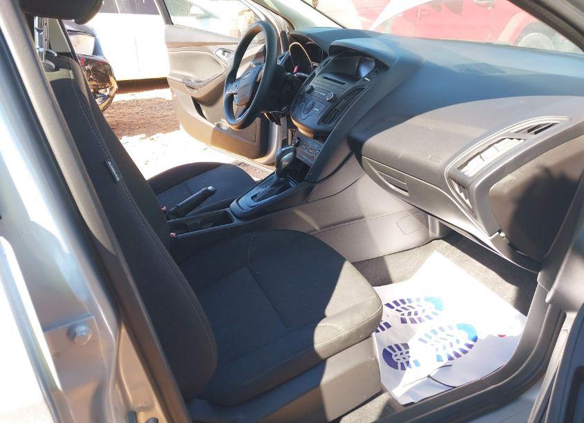 Photo 5 of 2015 Ford Focus SE (VIN 1FADP3F21FL353741)