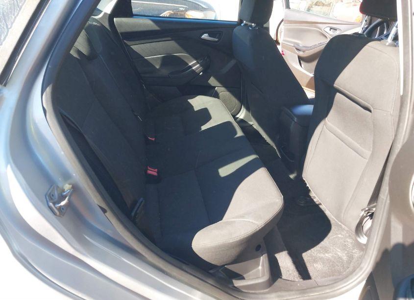 Photo 8 of 2015 Ford Focus SE (VIN 1FADP3F21FL353741)