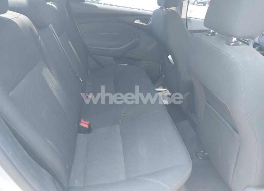 Photo 8 of 2015 Ford Focus SE (VIN 1FADP3F21FL362486)